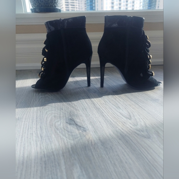 Woman boots. - Picture 2 of 7